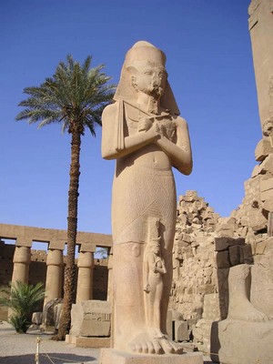 Карнакский храм - статуя фараона. Египет