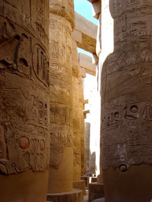 Карнакский храм - между колонн. Египет