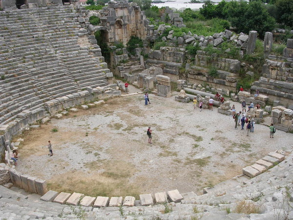 древний амфитеатр в Турции